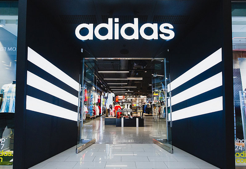 Adidas закрывает 160 магазинов в России