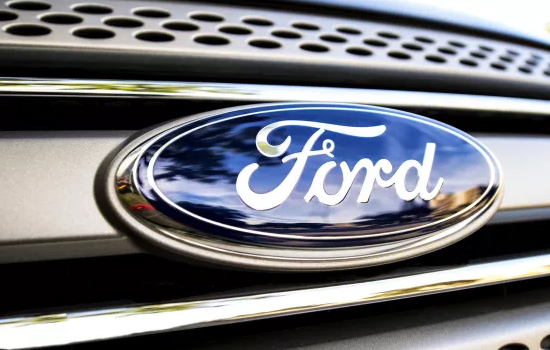 Компанія Ford затримує постачання нових автомобілів через брак шильдиків із логотипом