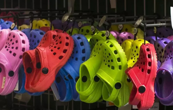 Виробник сандалів Crocs придбає бренд повсякденного взуття Heydude за $2,5 млрд.
