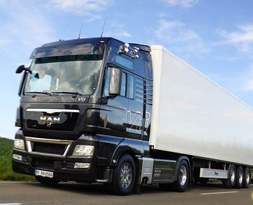 Логистика: грузовикам в Украине запретили передвигаться днем