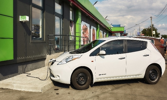 Ритейлер «Фора» устанавливает зарядки для электрокаров возле своих магазинов 